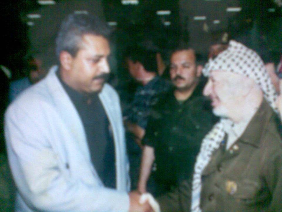 القائد المناضل محمود حسين "أبو خليل" برفقة الرئيس الراحل ياسر عرفات "أبو عمار"